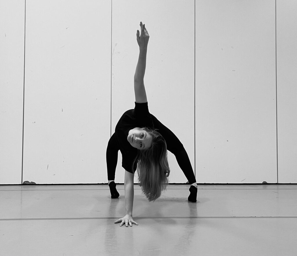 Danseres in een moderne jazzdanshouding