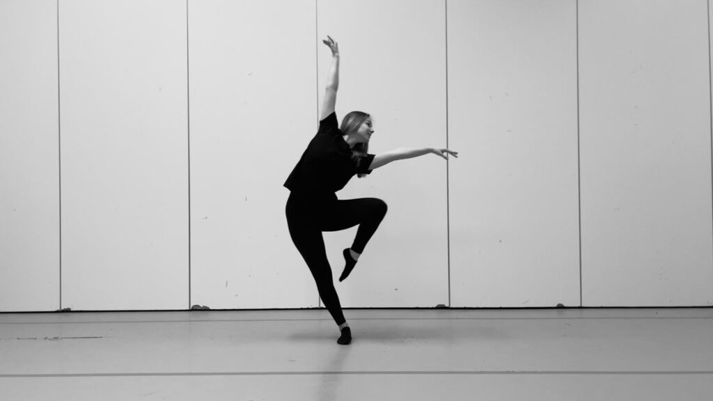 Danseres voert een moderne jazzdanssprong uit