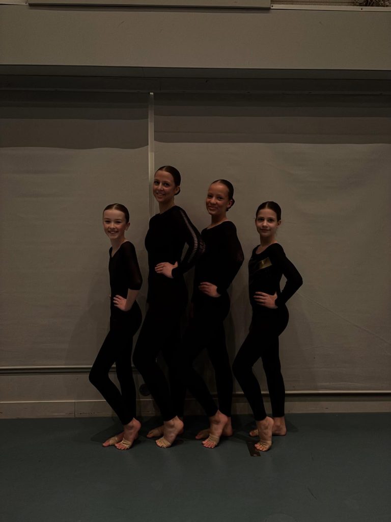 Vier Jazz Dance-dansers tijdens het FK individueel in Lemmer
