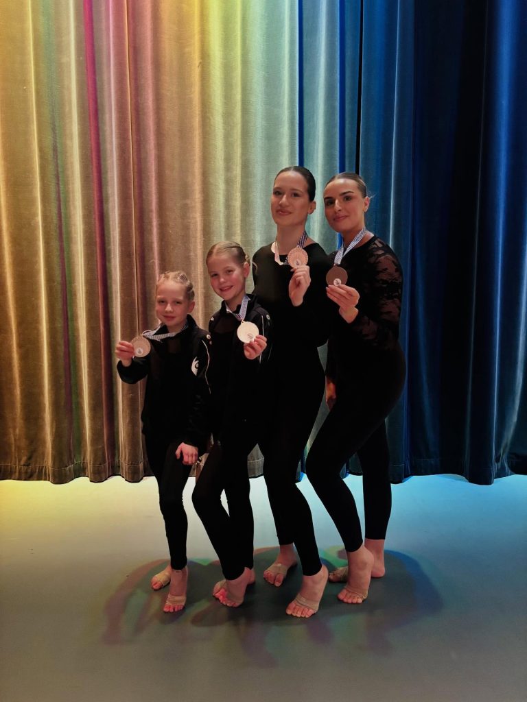 Jazz Dance-dansers met medailles tijdens het FK individueel in Lemmer