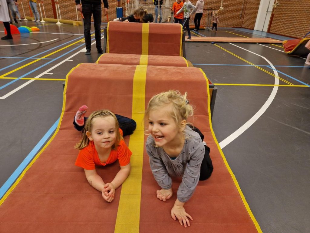 Kinderen doen mee aan activiteiten van het Nijntje-beweegprogramma