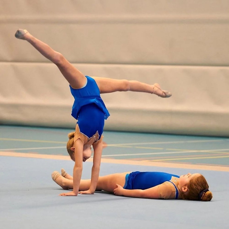 Twee gymnastes tijdens een handstand-oefening